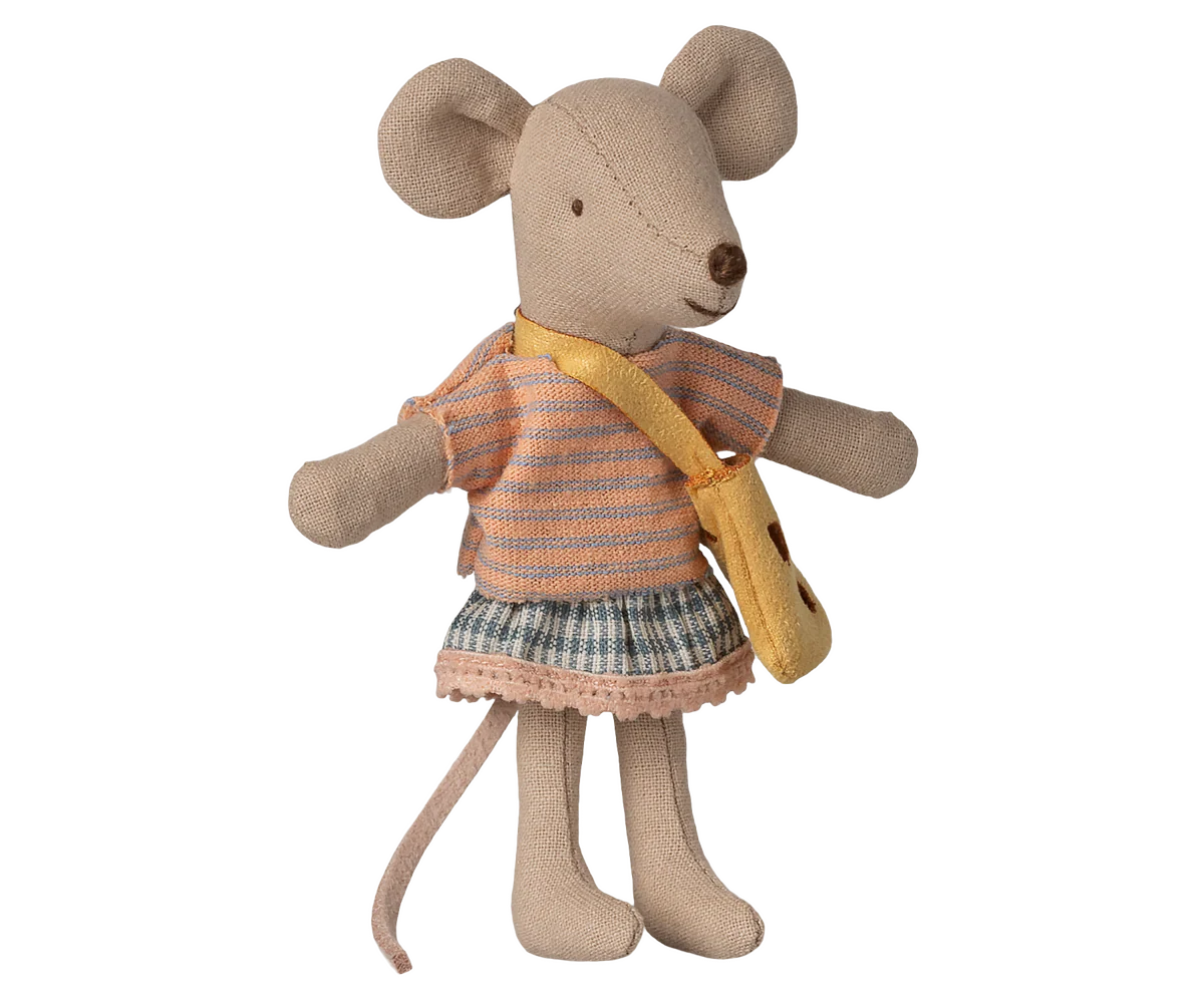 Little sister mouse with bag