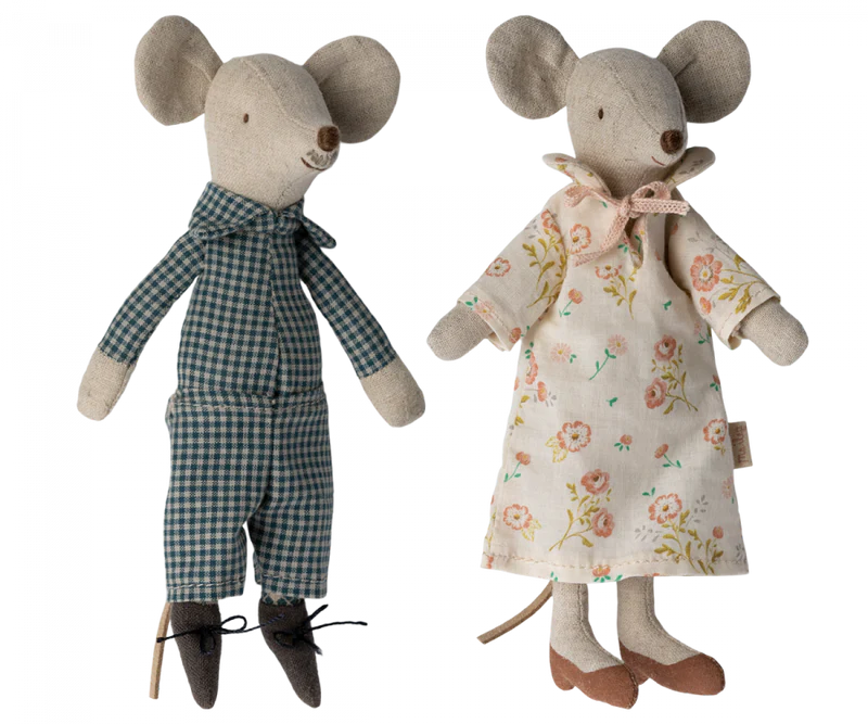 Grandma & Grandpa Mice in Cigarbox