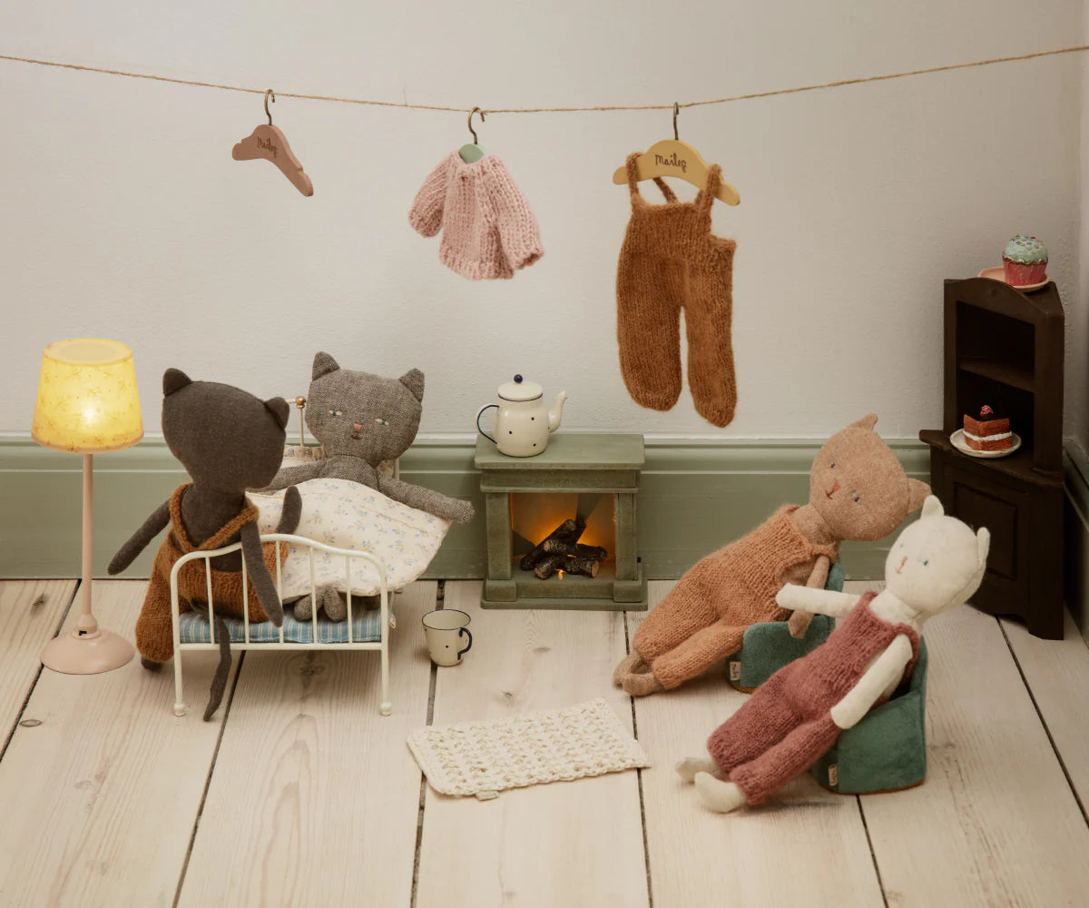 Charon kitten, Dark Nature