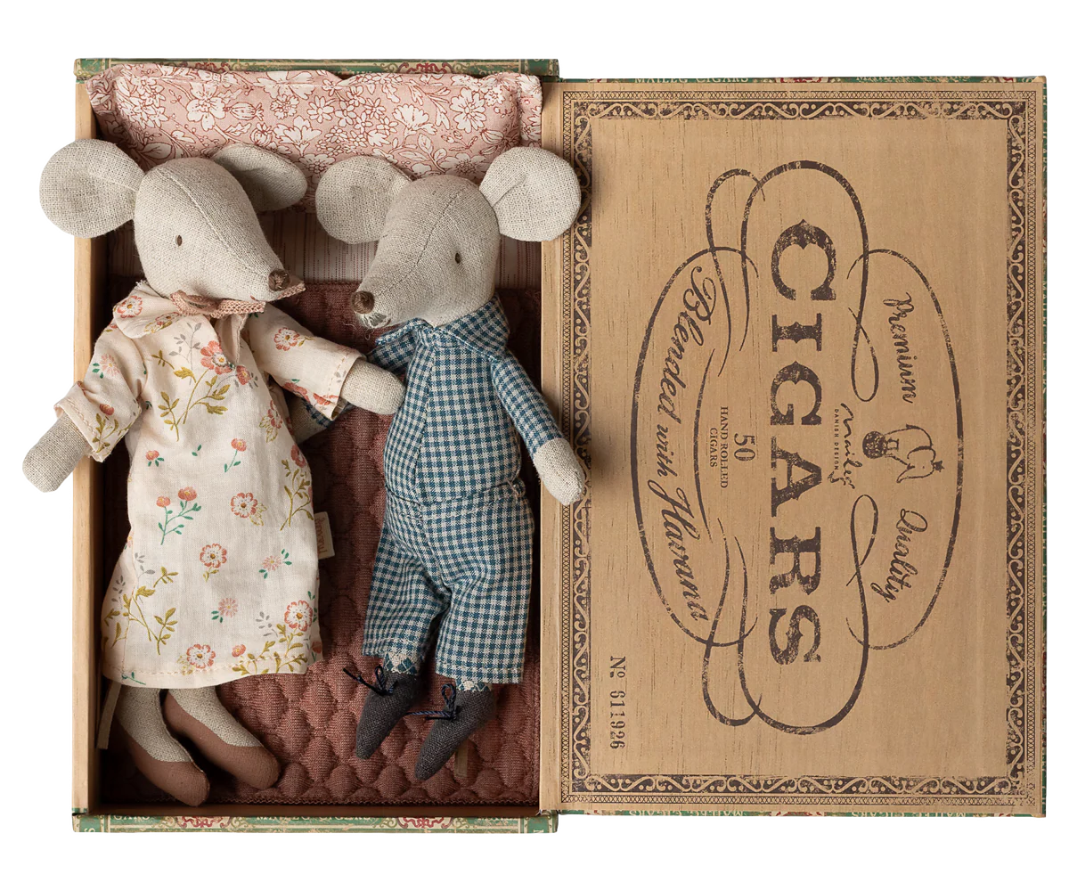 Grandma & Grandpa Mice in Cigarbox