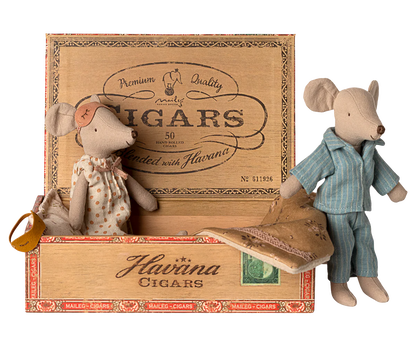 Mum & dad in cigarbox