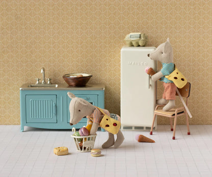 Clothes and bag, Little brother mouse