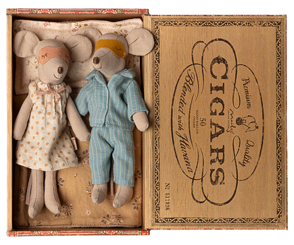 Mum & dad in cigarbox