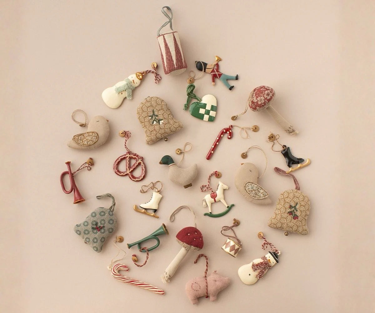 Metal ornament, Trumpet - red