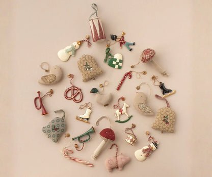 Metal ornament, Trumpet - red